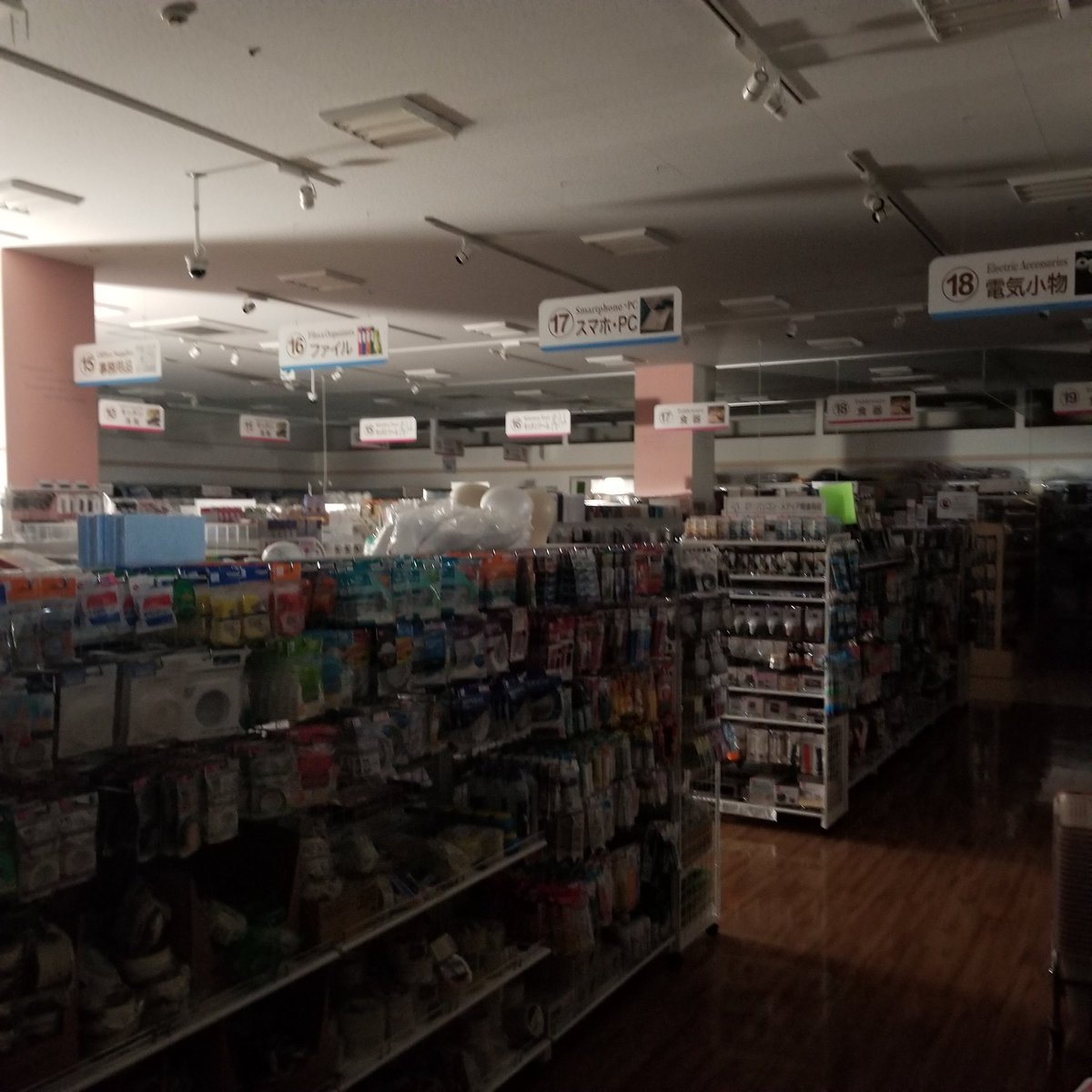 motokappa's tweet photo. 営業中に停電。なかなかレアな体験 https://t.co/k9nMkzEjMJ