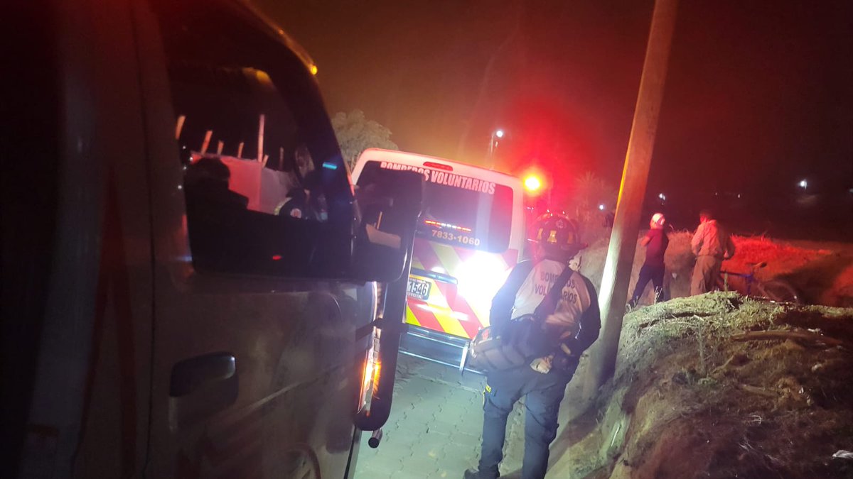 Aldea Rancho Alegre, Sumpango Sacatepequez, ciclista fue atropellado; Bomberos Voluntarios de la 56 Cía. auxiliaron y trasladaron al Hospital Regional de Chimaltenango.- #CVBalServicio