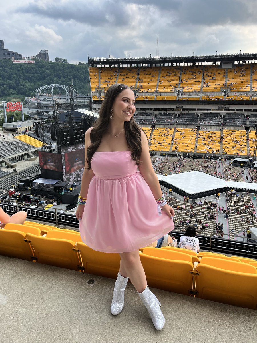 kendallmillz's tweet photo. @shimmeringtay13 midnights for chicago, lover for pittsburgh! https://t.co/hfg2fjw8Ck