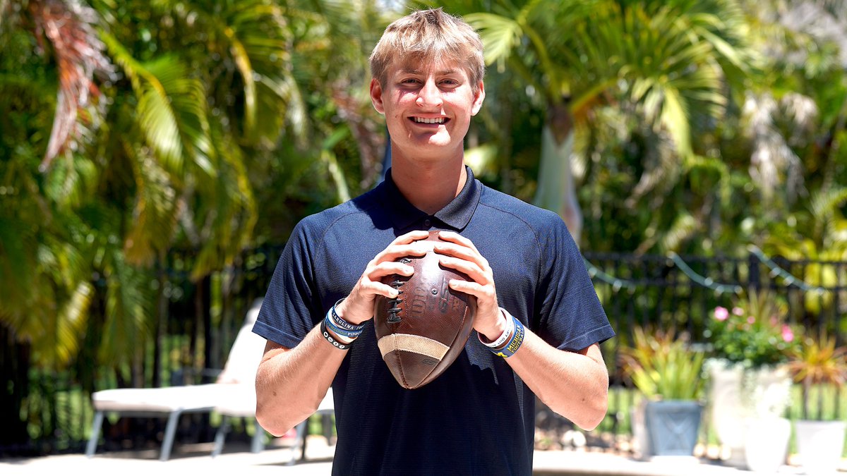 EJHollandOn3's tweet photo. Really enjoyed getting to know Top 100 2026 QB Brady Hart (@BradyHartQB) and his family this morning. Hospitality was A1. 

Loved what I saw from Hart at Elite 11 earlier this offseason. A top target next cycle and will be making his first visit to Michigan soon #GoBlue. https://t.co/1sKaOXyVez