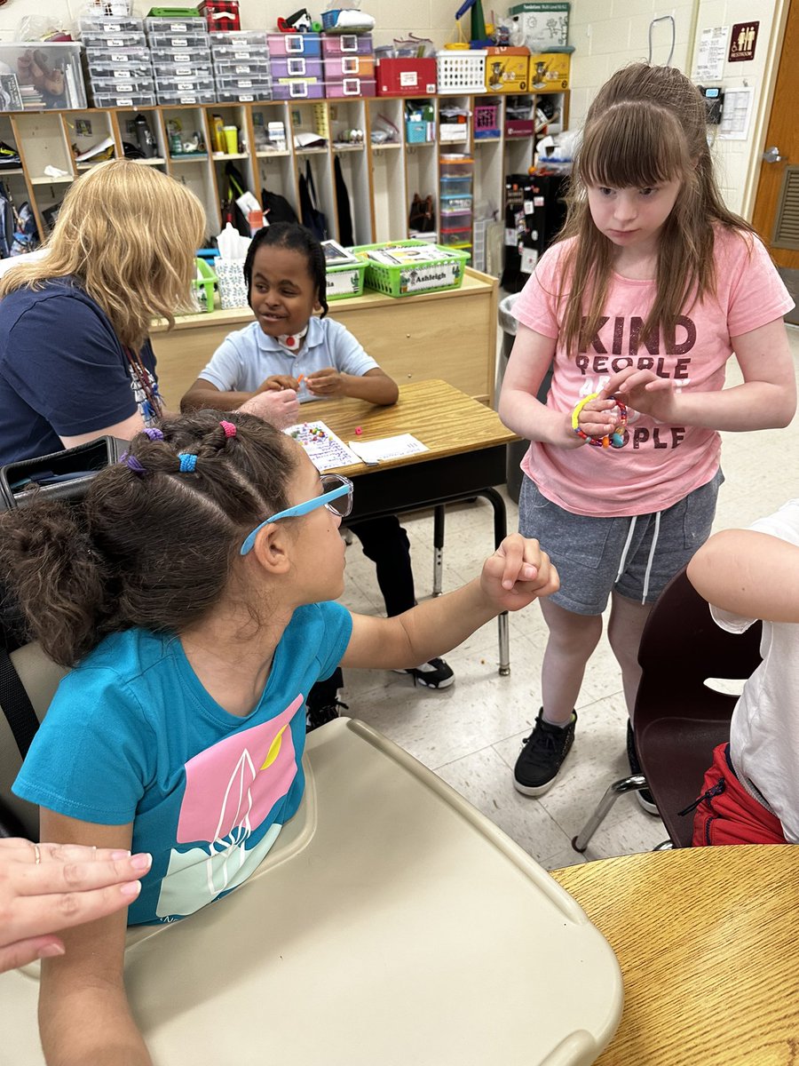 Such a fun day celebrating F for friendship! We learned about what it means to be a kind friend and then we got to make friendship bracelets and give them to our friends!🤗💕
