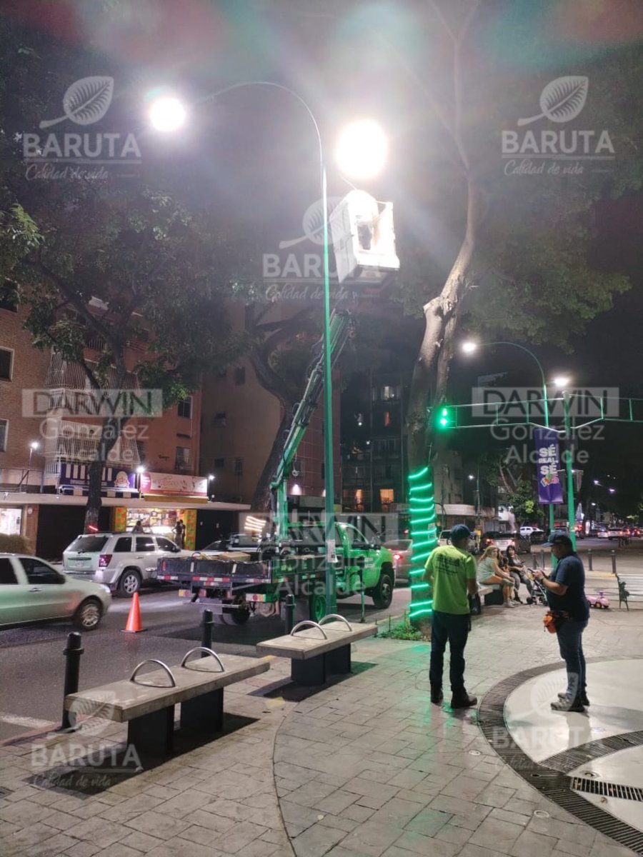 darwingonzalezp's tweet photo. ¡Baruteños! La cuadrilla de iluminación se encuentra a esta hora en la Urb. #ColinasDeBelloMonte reparando y recuperando las luminarias de la Plaza Oberón y sus alrededores. https://t.co/If8eB14E4E