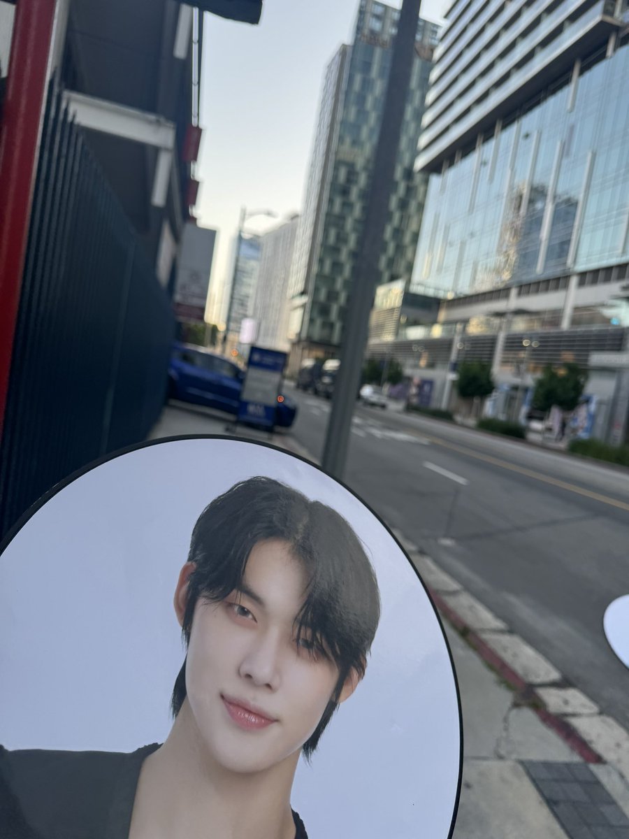 simjaeyunsgf's tweet photo. walking the streets of la and not even 5 minutes i get beeped and catcalled at i hate men 😭 https://t.co/ZOdKSyJEcN