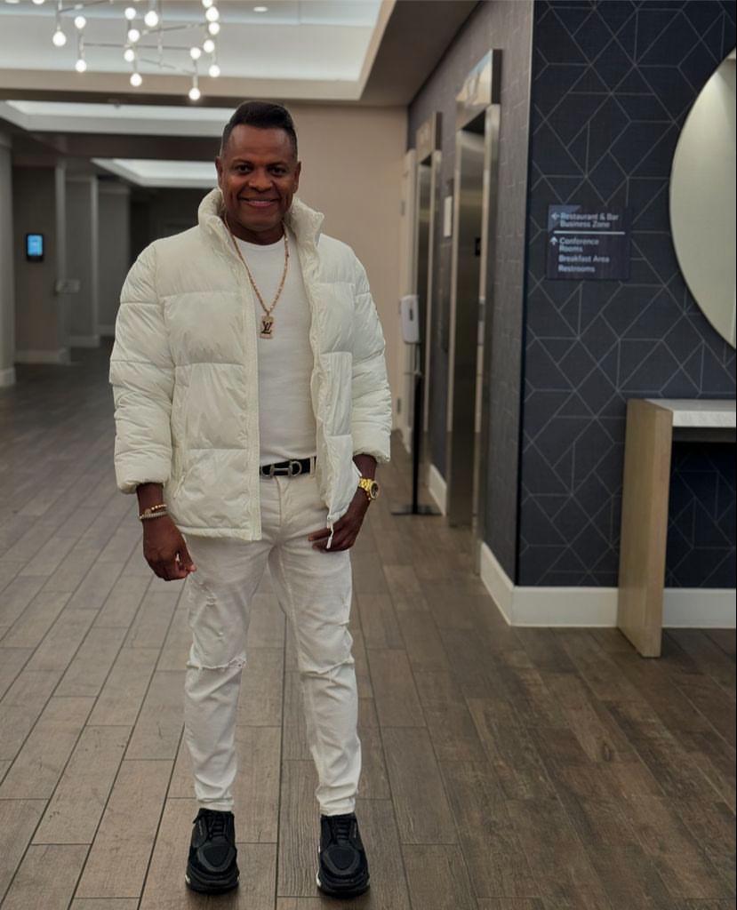 DenunciasAntio2's tweet photo. #Noticias/ Así luce la clínica donde este martes murió el cantante vallenato Omar Geles en Valledupar. Decenas de personas se empiezan a congregar. https://t.co/YvdtLIRWT6