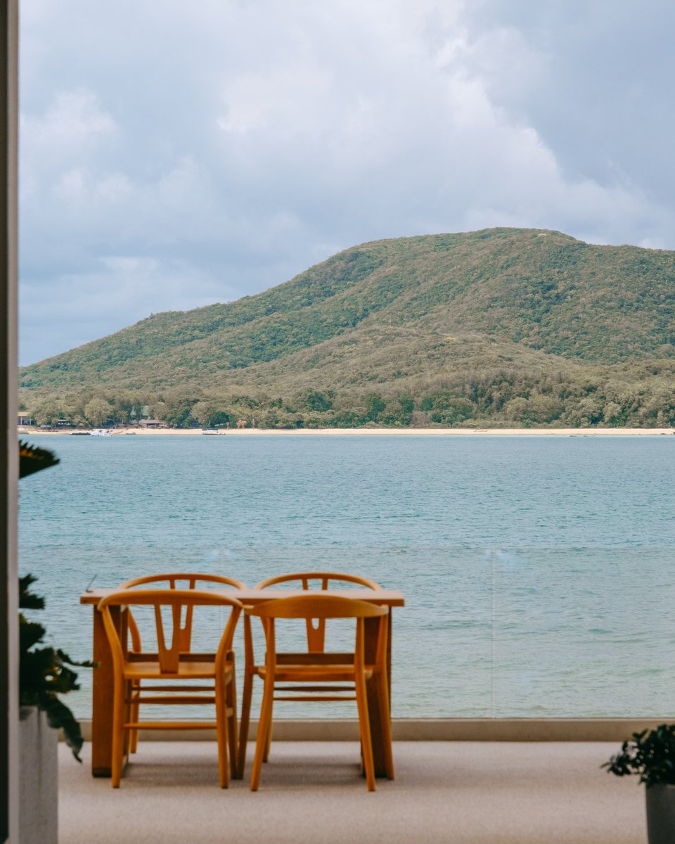 Rattomarty's tweet photo. Palyn Cafe &amp; Eatery (ปาลิณ) คาเฟ่และร้านอาหารเปิดใหม่ใกล้ท่าเรือแสมสาร สัตหีบ วิวสวยแบบครบองค์ประกอบ ท้องทะเล ภูเขา เรือลำน้อยลอยผ่าน ถ่ายภาพออกมาคือปัง สวยแบบสุดๆ ได้ความปูซานเบาๆ ⁣ https://t.co/lYhqEZm2IU