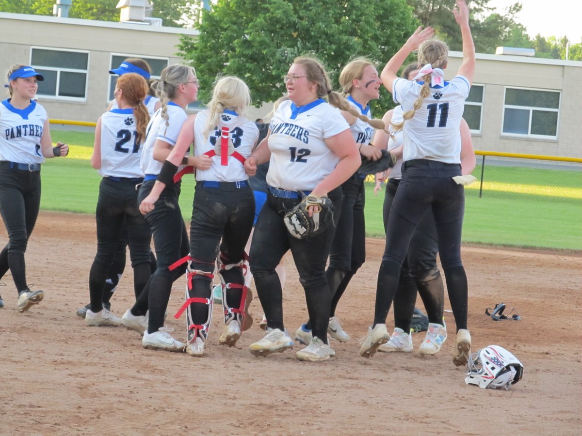 Hoosick Falls' Mary Walker plated Taegyn Hart and Zoe James with a go-ahead two-run single to RF in the top of the sixth and Kennedy Boisvert sealed the deal with a strikeout to advance past Chatham in the Section 2 Class C Sectional Softball Semifinals, 5-3. 🥎
