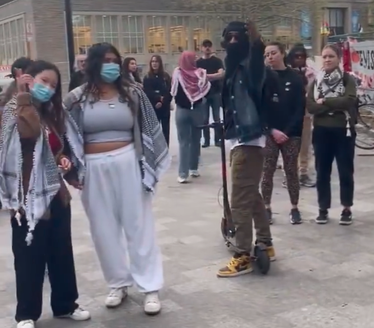 OrganizerStone's tweet photo. @DrJacobsRad no boos, no "shame" - just tolerance of the message. and this lady on the left is loving it https://t.co/VWmIMwdpxn
