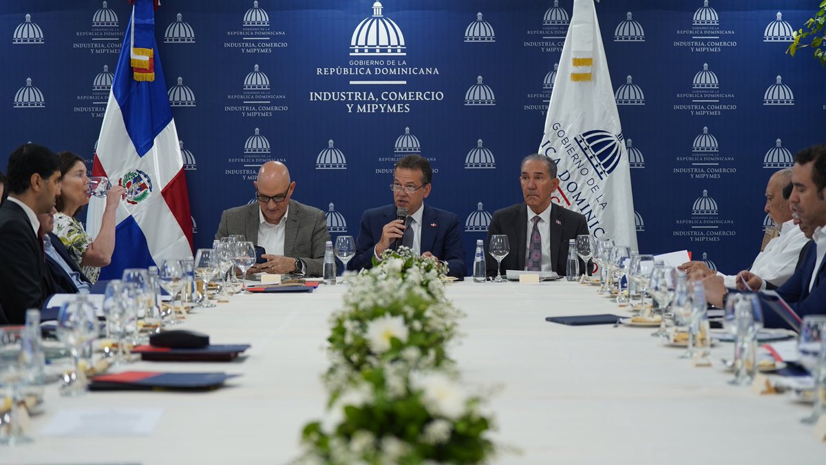 MIC_RD's tweet photo. En este encuentro participaron autoridades de las distintas casas de estudios superiores del país entre ellas, @udoym, @ITLARD, @InfotepRD, @PUCMM, @UNAPEC, @UNPHURD , @UCEUniversidad, @intecrd  y Utesa entre otras. https://t.co/sPHCgJCp1E