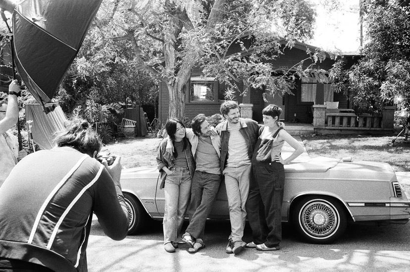 Kristen Stewart com Maya Erskine, Michael Angarano e Michael Cera nos bastidores de Sacramento 🚗