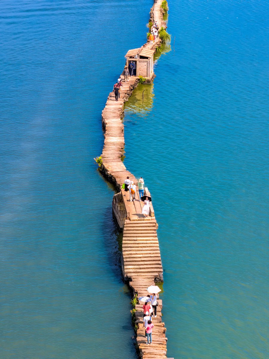 浙江绍兴昂桑湖古纤道：始建于明代，是用条石叠砌而成的塘堤、石桥、石亭，自南向北保留完整的约有1公里  Ancient towpath of Angsang Lake, Shaoxing, Zhejiang, China  #ChinaWalk #traveling #city #naturephotography
