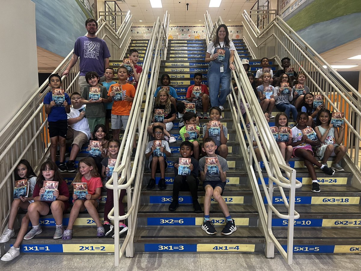 Our K, 1st, and 2nd grade Mariners received their summer reading book today! @PrincipalSwain reminded them to Read! Read! Read! and log their reading minutes on the @zoobeanreads app! Each Mariner should read 300 minutes to complete the challenge!  #readersareleaders  #OCPSreads