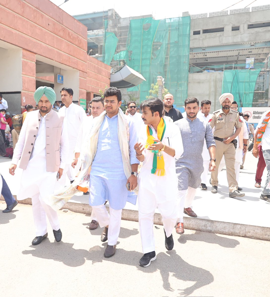 It was a splendid day as we welcomed the National President of @BJYM to #Chandigarh. @Tejasvi_Surya Ji received a heartfelt and enthusiastic reception from the dedicated karyakartas of the @BJYMinCH and Punjab units of #BJYM. @SandhuMehakveer @Rohit_Chahal