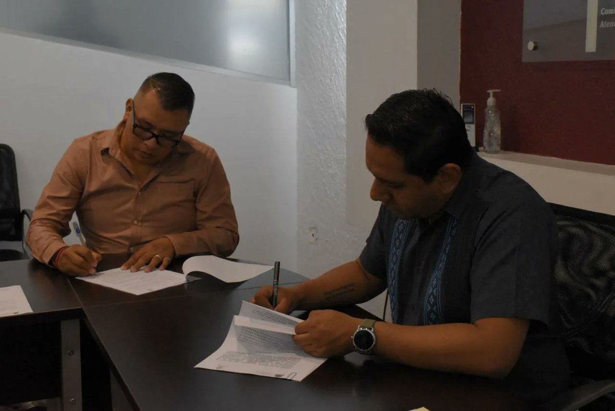CEAPP_V's tweet photo. Firman convenio #CEAPP y Reporteros Policiacos de #Veracruz AC
El documento promueve la capacitación para #periodistas de la fuente de seguridad y colaboración en proyectos de prevención. https://t.co/kz5kFruUjZ