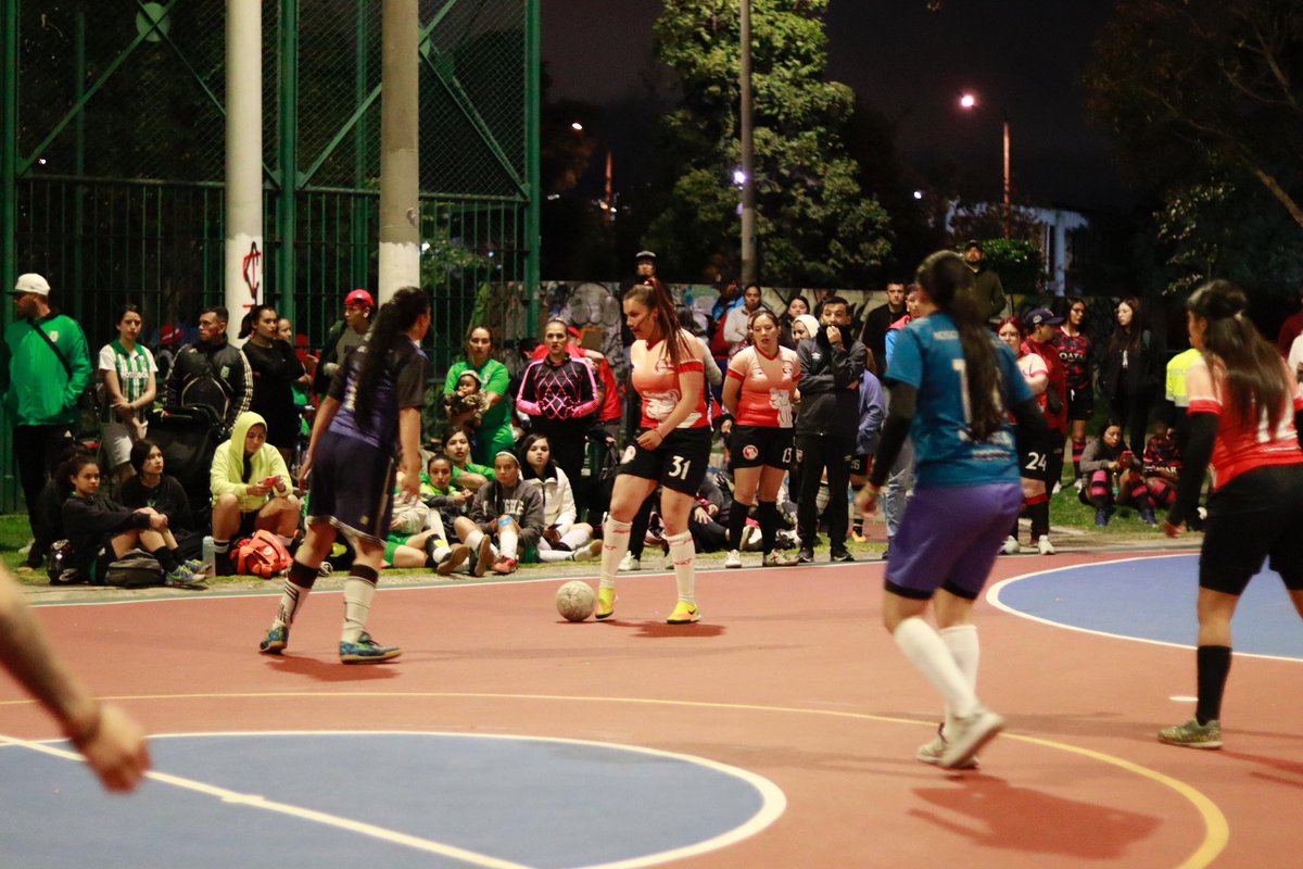 Jornada exitosa llena de #FutbolEnPaz. Las barras de Santa Fe, Millonarios, Nacional y América disfrutaron de expresiones artísticas y buen fútbol en el Torneo Interbarras Femenino, gracias al Entorno Cuidador Comunitario de la estrategia de Barras Futboleras de la Subred CO ⚽️🏟️