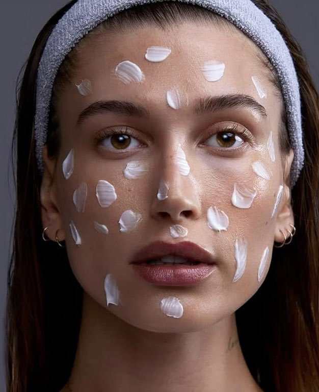 portalhaileybr's tweet photo. O Rhode Barrier Restore Cream foi citado na lista de “13 melhores cremes de reparação da barreira cultânea”, criada pela revista Glamour, na categoria “Melhor creme de reparo de barreira por uma marca de celebridades”.

Eles ainda acrescentam o porquê de amarem o produto classificado entre os melhores: “Raramente nos deparamos com uma marca de beleza de celebridades que realmente nos surpreende, mas Rhode impressiona com cada nova inovação. O Barrier Restore Cream faz exatamente o que diz na embalagem, restaura a pele sem brilho através de uma mistura inteligente de manteiga de karité, antioxidantes, peptídeos, açaí e niacinamida (também conhecida como vitamina B3). Combina lindamente com o Peptide Glazing Fluid da marca, e trabalha duro para hidratar, confortar, acalmar e restaurar a barreira da pele - comprometida ou não.”