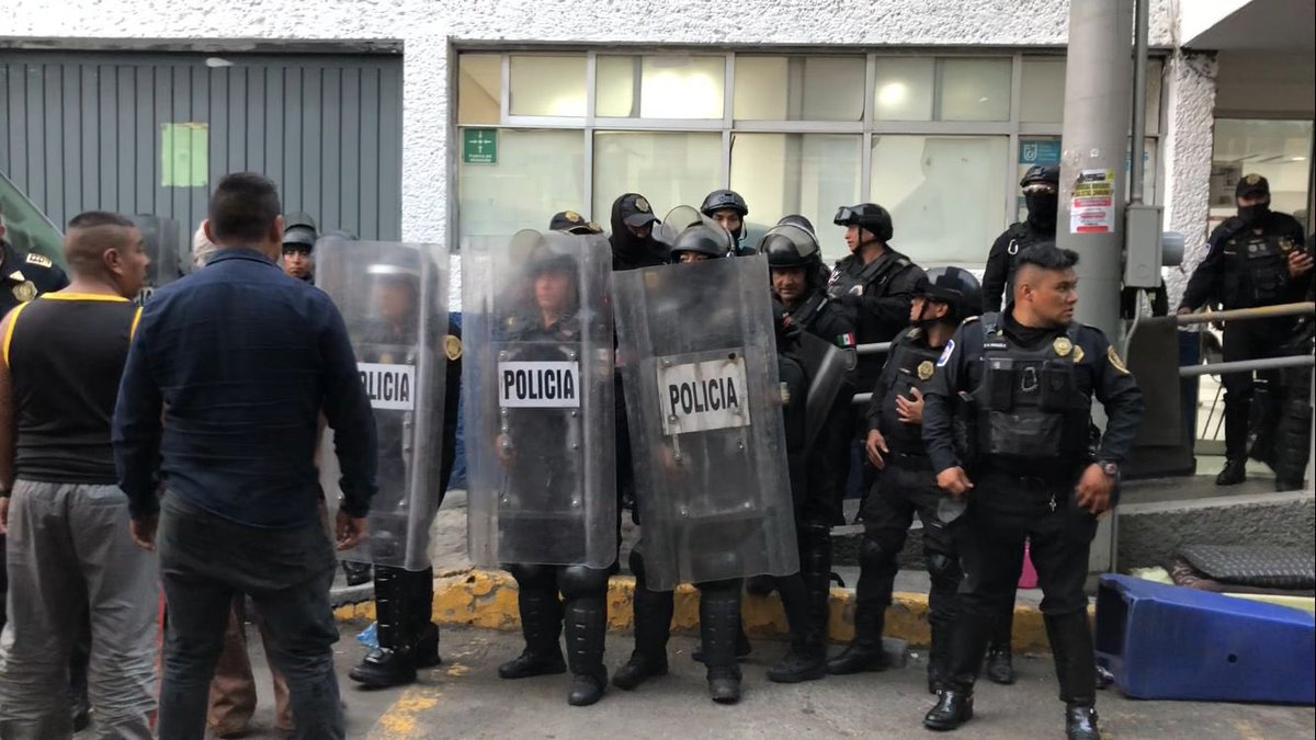 Vigilan policías metropolitanos #FiscalíaDeXochimilco e impiden que detenido sea sacado de galeras para ser golpeado **Lo acusan de #AbusoSexual en agravio de dos menores de edad, lo que desató la ira de pobladores que amenazaron con sacarlo para hacer justicia por propia mano