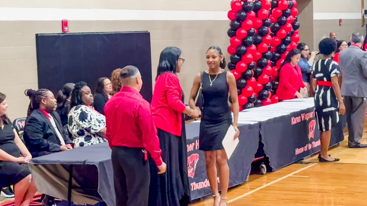 Chrissy0530's tweet photo. Senior Awards - I couldn’t be more proud of you @kenzielynette21 💕💕 #skyisthelimit @SAFinestbball @MSUTexasWBB @JISD_ATHLETICS @JudsonISD https://t.co/2OTGmRcCYk