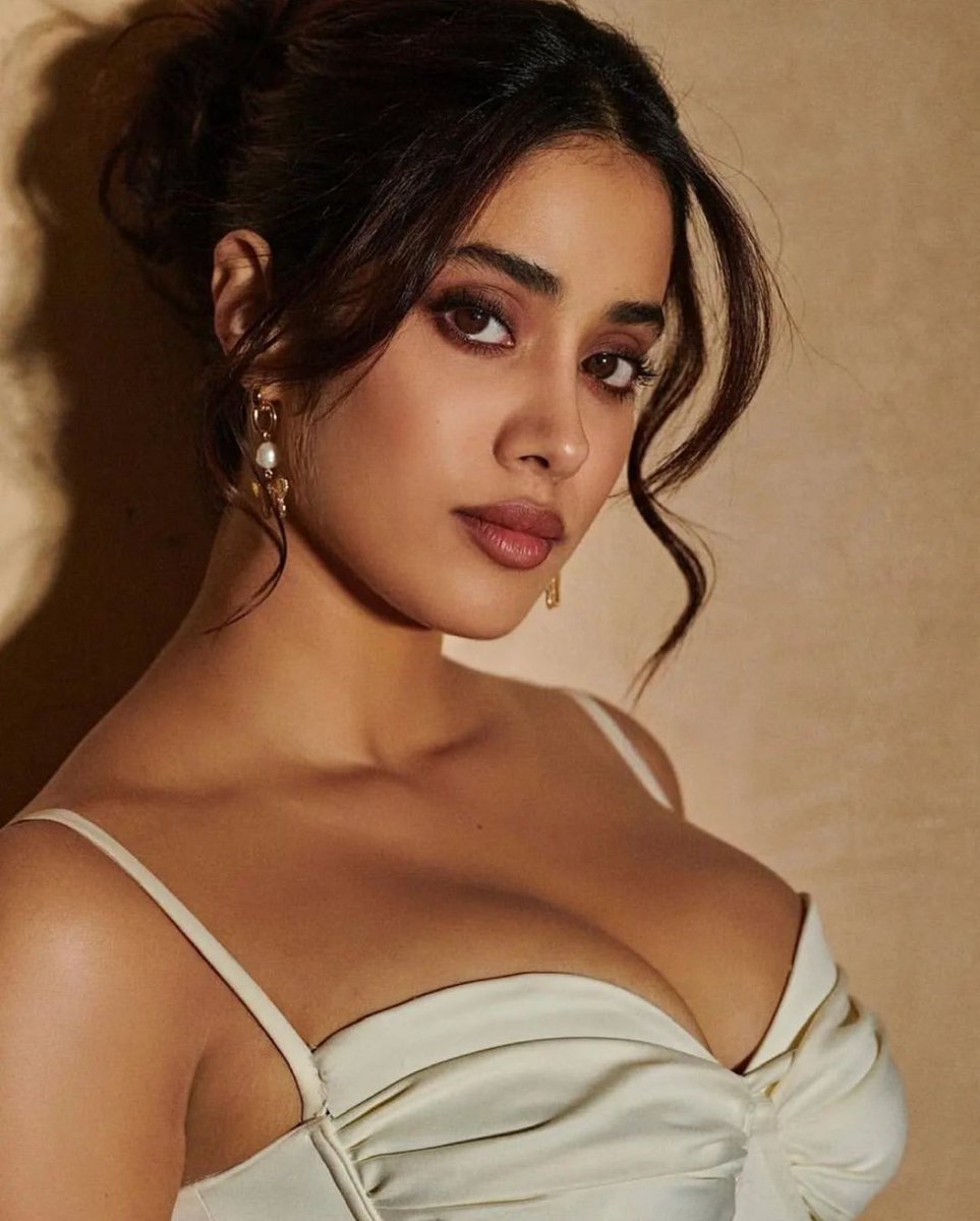 Happy Wednesday Guys 😍😍 #JanhviKapoor ♥️♥️