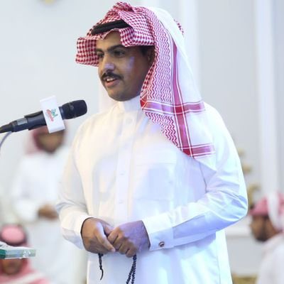 naged_a's tweet photo. كامل الحليلي ( خط فرعوني) 
من أجمل النصوص اللي تعايشت معها ( هاذي جماليات ذائقتي ، اما المعنى في بطن الشاعر ) نعتمد على التركيب الجميل والريشه الأدبيه ://

البارحه قبل نومي يكحل عيوني وَصلتّني رسالة التذكير والذكرى 
لسان حال البيت يقول انا بكامل إرادتي العقليه ؛  رغم ذالك الى ان فيه اشخاص تذكرني سواءا كان تذكير واقعي او ذكرى عاطفيه .
 مكتوب فيها السلام بخط فرعوني من واحدٍ كان لا يكتب ولا يقرا  
البيت هذا رمزيته حلوه جدا، ربما تدل على شخص كان ما يعرف و لكن تفاجأ انه يقول شي ماكان يملك فيه مثقال ذره من علم او شعر ، واعتقد انه على شخص ربما ناقد او ربما شاعر مستجد او صاحب حاجه يتمناها من كامل.
 وانا اعرف اللي يبي ومصدق ظنوني  مسارج النور ما توخذ من الغدراء  
انا ماني بحطاب ليل انا اع��ف مدخالي واعرف مخراجي ، الشطر الثاني يصلح يكون مثل ، النور والغدراء بينها اختلاف كبير جدا واستدلال الشاعر في تاكيدها بطل جدا 
 ماني بجاهل يتابع فيلم كرتوني ادري بخط القلم قبل القلم يبرى 
عتاب كامل للشخص ان دل دل على ان كامل معه كامل الحق ، وانه سابقهم ويعرف كيف يمكرون ذا من اساليب ( الذكاء العاطفي ) 
 رسم الحمامة ومعها غصن زيتوني لا يمنع اطلاق نار ولا يفك أسرى 
الحمامه استدلال بالسلام ، و الزيتون شجره مباركة ؛ بس للان كامل رافض لأن المبادره اللي بادروها غير مرضيه ، وهذا من نرجسية الشاعر المحببه للجميع.
 والجمجمة والعظام شعار ماسوني مخفيه الاعلام لا يذكر ولا يطرى 
شعار الماسونيه و المنظمات التابعه له تتكلم دائما عن السلام بشعارات اخرى و رغم ذالك ما يطرى شعار الماسونية منذ إنشائها .
 لا ترسلون السلام ولا تنادوني الحر ما ينخدع بالضحكة الصفراء 
استشهاد ل لسان الدين بن الخطيب يقول:
وَمَنْ لِي بِأَقْوَامٍ عَلَيَّ تَأَلَّب��وا
أُسَالِمُهُمْ دَهْرِي وَيَسْعَوْنَ فِي حَرْبِي

رغم ابتعاده عنهم الا انهم يتوددون له ، الضحكة الصفراء ( هي الضحكة المصطنعه او الكاذبه ) 
 طرفة بن العبد والمتلمّس اعطوني نبذه عن رسالة التهديد والبشرى 
ذا البيت عظيم حتى في معناه شكرا كامل الحليلي ذا يدل على ثقافتك الفذه ( طرفه بن العبد من افضل شعراء المعلقات بالنسبه لي انا ) اما توضيح البيت المتلمس اعتقد خال طرفه وطرفه هجا عمرو بن هند وناداه عمرو هو وخاله وامدحوه و يبون على المدح مكافات من عمرو بن هند بس عمرو بن هند عطاهم كل واحد ورقه وفيها ترميز لواليه فالبحرين المكعبر انه يقتلهم و اخذوا الاوراق في يدينهم على ان لهم جوائز من والي البحرين و صادفهم مجنون قال بمعنى الكلام  ومن يحمل الموت بين يديه استشعر المتلمس و حذف الورقه وحذر طرفه بس طرفه ترعرع فالبحرين و قال مستحيل يقتلني بيعطيني مكاف��تي واخبره المكعبر ان يهرب و رفض وحبسه المكعبر الى ان ارسل عمرو بن هند والي جديد الى البحرين يقتل المكعبر و طرفه بن العبد. (طرفه بن العبد مات من عناده) 
 وإن كان حذرني من الفرس صهيوني قلت النبي قال لا كسرى بعد كسرى 
استشهاد بحديث النبي عليه الصلاه والسلام : لا كسرى بعد كسرى :/ رغم نواياهم للمبادره من تحذيره عن بعض الاشخاص الا انه قطع الكلام معهم بالكامل الاستشهاد هذا اي لا كلام بعد رفضي له.
 العام حجيت والحجاج شافوني اكبّر الله واحذف الجمرة الكبرى 
هنا سامحهم بالكامل ، الحج يمحو ما قبله او بالاصح ( الحج المبرور سبب في غفران الذنوب ) و ترميز الشاعر بالحج يدل عل�� المسامحه التامة وان المسامحة على طيب ونيه حسنه . 
 والحجّي اللي يقول انتم تحذفوني قلت انتبه لا يصيبك جرح ما يبرى 
ولكن فيه شخص دائماً مزعج يشعرك بالذنب وانت ما سويت شي ، بس محد يبقى على حاله مصير المتباكي يجي له يوم ويبكي .
 اليوم زحمة ورمي و كتف قانوني والناس يرمون بال��منى و باليسرى 
اعتقد والله اعلم انهم شعراء يمكن شعراء قلطه، وتبيان الزحمة المجتمع امتلى منهم و احتمال الرمي والكتف القانوني ان دل دل على انها تمريرات بينهم . 
 واليوم ياللي على الخوة تعزموني محرماً معكم المسراح والمسرى 
يرجع ياكد لهم ان الدرب اللي انتم تمشون فيه ما يناسبني ابدا .
 خلاص روحوا بدوني لاتحرّوني أبا اتجرا على درب الهجر واجرا  
الشطر الثاني ملكي جدا ( ابا اتجرا ) رغم ان الهجر ماهو بدربي ولكن بتجرا على هالدرب واصير اجرأ.
 عشنا على العز ماعشنا على الهوني و العز للنفس لا يهدى ولا يشرى

كميه فخر بذاته وعزه نفس لا متناهيه ، وانه موب اكتساب وبس بل من ساس .

ختاما /
دمتم بود