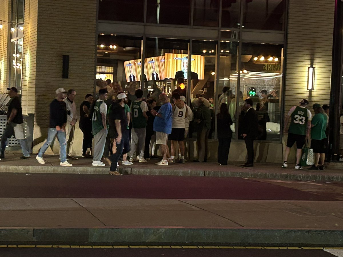 Celtics fans who left early.. now watching through the windows of a bar as the Celts tie it up. #WCVB