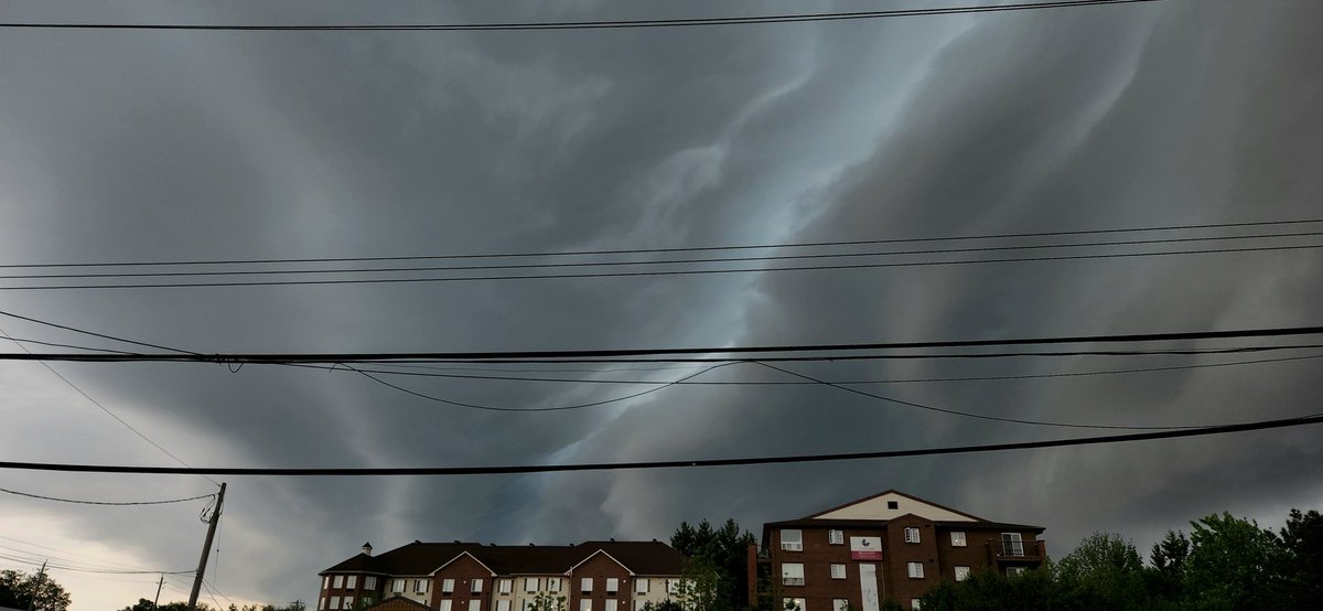 GGScriver's tweet photo. @mattskubeCTV Yes, a very cool looking clouds in Orleans. This was on St. Joseph Blvd. https://t.co/dL6o59womD
