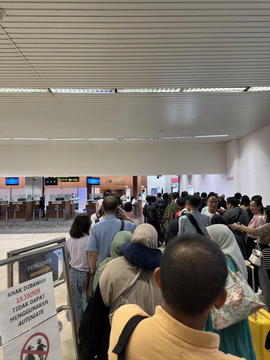 febyaris's tweet photo. @ditjen_imigrasi T2 CGK semua dipaksa via e-gate, antrian jadi panjang karena hanya ada 5. Apa iya harus seperti ini? https://t.co/Uoho0snWrx