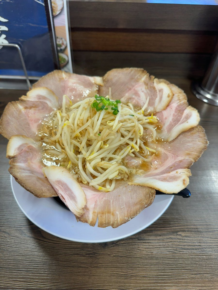 58085hiro's tweet photo. 花びらチャーシュー麺 https://t.co/E4UyhA4ljI