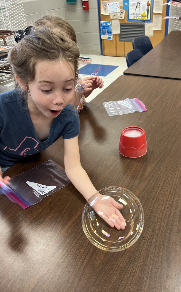 LauraKaarlsen's tweet image. Annual Kinder end of year make-your-own-bubble-wand-and-then-try-it-out project! Lots of smiles and laughter 😊because it's so much fun! ⁦@NISDNicholsES1⁩ ⁦@NISD_FineArts⁩ ⁦@TeriYasger⁩ #bubblesarefun