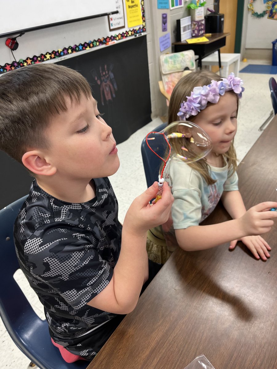 LauraKaarlsen's tweet image. Annual Kinder end of year make-your-own-bubble-wand-and-then-try-it-out project! Lots of smiles and laughter 😊because it's so much fun! ⁦@NISDNicholsES1⁩ ⁦@NISD_FineArts⁩ ⁦@TeriYasger⁩ #bubblesarefun