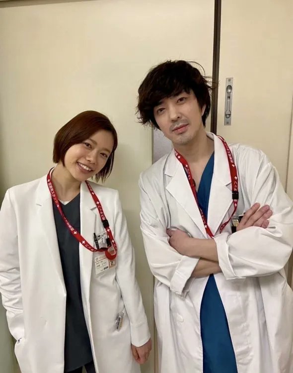 cloverblossoms_'s tweet photo. Josei Seven reported that Fuji TV drama 'Unmet' co-stars Sugisaki Hana (26) and Wakaba Ryuya (34) are dating. It's an open secret among those around them that they often meet outside of the filming site. He is completely devoted to her, and even after spending the whole day together at the studio, he keeps going to her house.

Unmet is their 4th drama co-starring afetr Ochoyan, Sugisaki Hana no Satsukyu and Ichiko. It is said that they became closer after spending a lot of time together on set.

https://t.co/XFmTJV1dOT