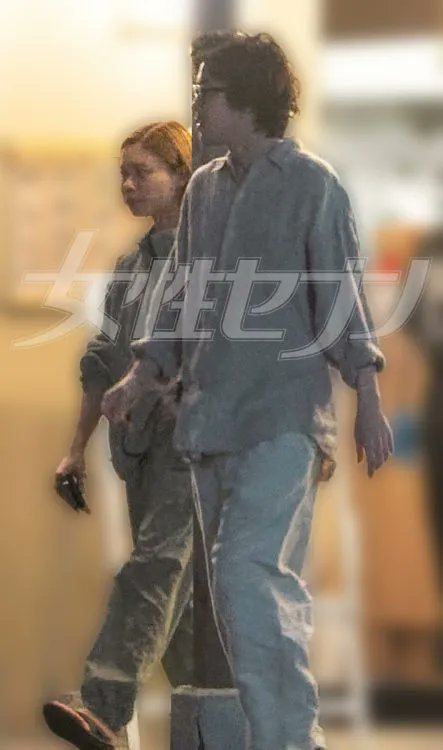 cloverblossoms_'s tweet photo. Josei Seven reported that Fuji TV drama 'Unmet' co-stars Sugisaki Hana (26) and Wakaba Ryuya (34) are dating. It's an open secret among those around them that they often meet outside of the filming site. He is completely devoted to her, and even after spending the whole day together at the studio, he keeps going to her house.

Unmet is their 4th drama co-starring afetr Ochoyan, Sugisaki Hana no Satsukyu and Ichiko. It is said that they became closer after spending a lot of time together on set.

https://t.co/XFmTJV1dOT