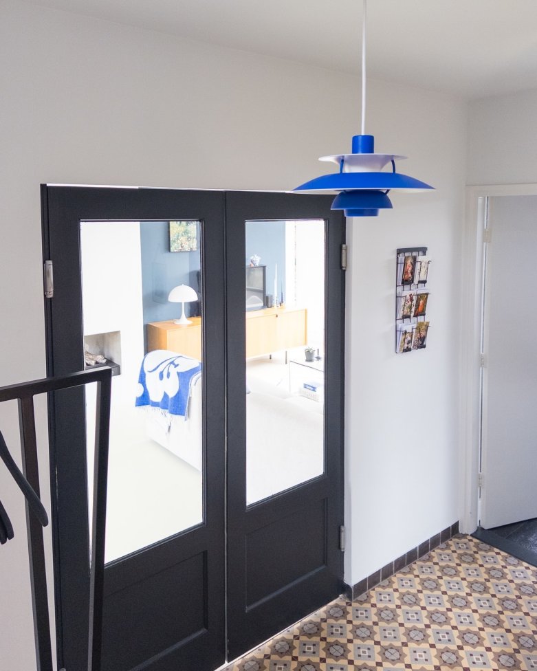 Lumitop_com's tweet image. ✨ L'entrée de @witte_huis, sublimée par la suspension Louis Poulsen PH 5. 🌟 Avec son design iconique et ses couleurs bleu/blanc, elle diffuse une lumière douce et homogène, apportant une touche moderne et artistique.

#LouisPoulsen #PH5 #ÉclairageDesign #Lumitop