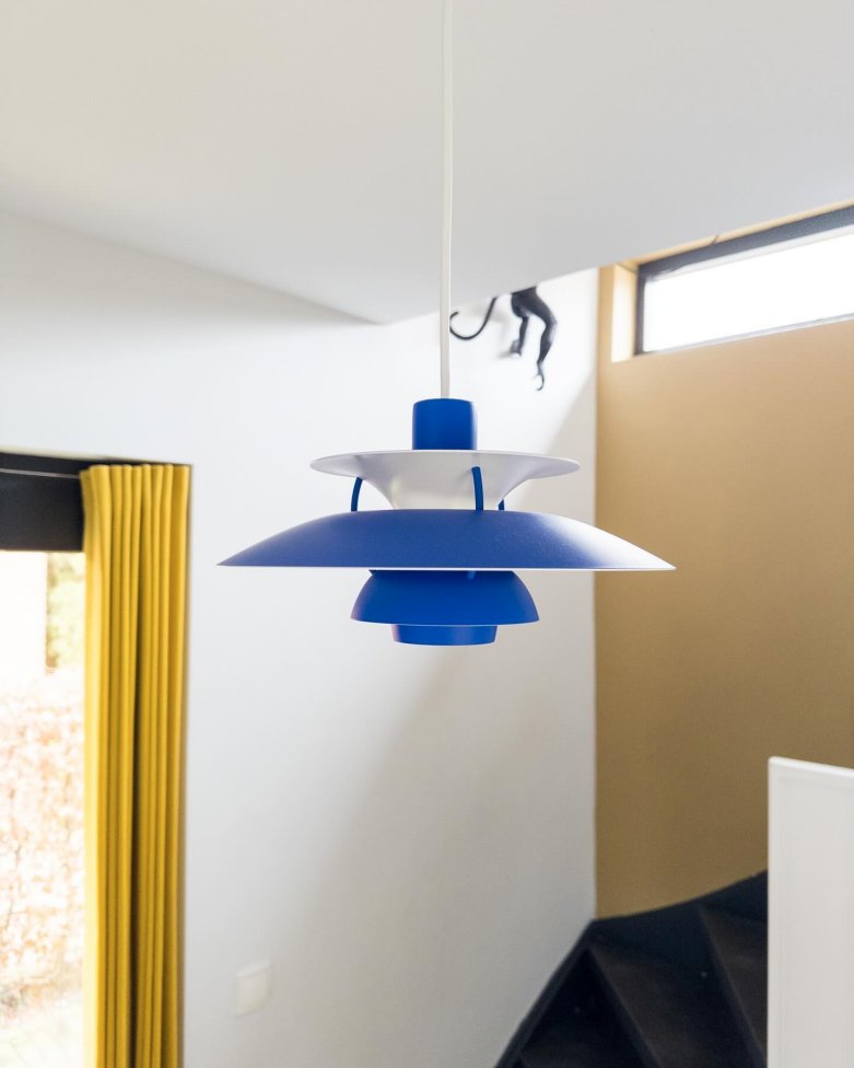 Lumitop_com's tweet image. ✨ L'entrée de @witte_huis, sublimée par la suspension Louis Poulsen PH 5. 🌟 Avec son design iconique et ses couleurs bleu/blanc, elle diffuse une lumière douce et homogène, apportant une touche moderne et artistique.

#LouisPoulsen #PH5 #ÉclairageDesign #Lumitop