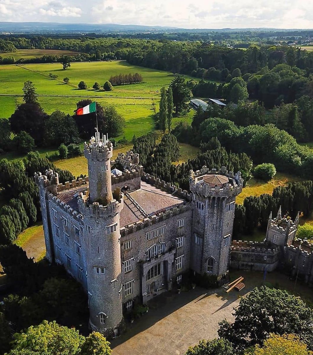 You’ll find Charleville Castle just outside Tullamore in Offaly. The castle was built in the 1600s and it’s incredibly well preserved. 📸 by: @dronethium Is Charleville Castle worth visiting? lovetovisitireland.com/is-charleville… #loveireland #visitireland #ireland