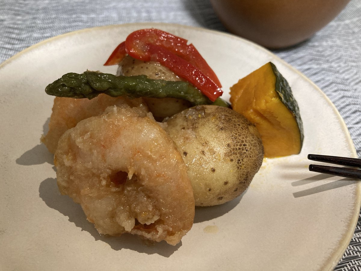今夜の食卓にもう一品！
期間限定「新じゃがと海老の揚げ浸し」はいかが？？

新じゃがやかぼちゃなどの野菜と海老を、さっぱりとしただし汁で揚げ浸しにした、おかずにもおつまみにもおすすめの商品です😃
販売期間：～6月25日まで（予定）
販売価格：￥756（税込）

#新じゃが #海老 #揚げ浸し #惣菜