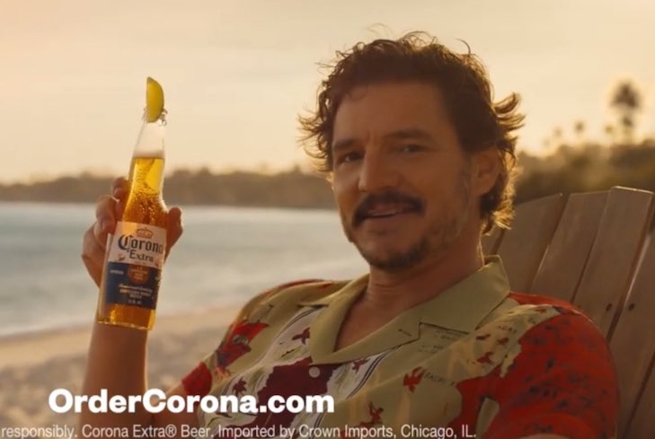 isso aqui é um HOMEM bebendo cerveja igual HOMEM com pose de HOMEM bigode de HOMEM falando espanhol e sendo a definição de o homem mais sexy do mundo obrigada corona pode apostar que nunca mais eu bebo outra cerveja eu juro !!!! 🍺