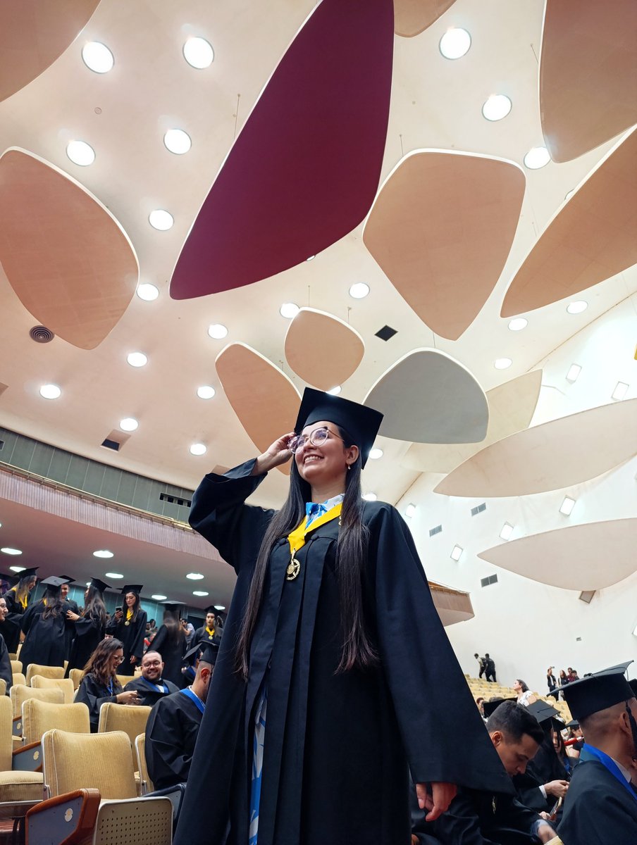 Acto simbólico de graduación ✨
Dos años después, se cumple un sueño. Las cosas siempre llegan en su momento.

'Solo un ucevista entiende que llegar lejos no es estar por encima de las nubes, sino debajo de ellas'