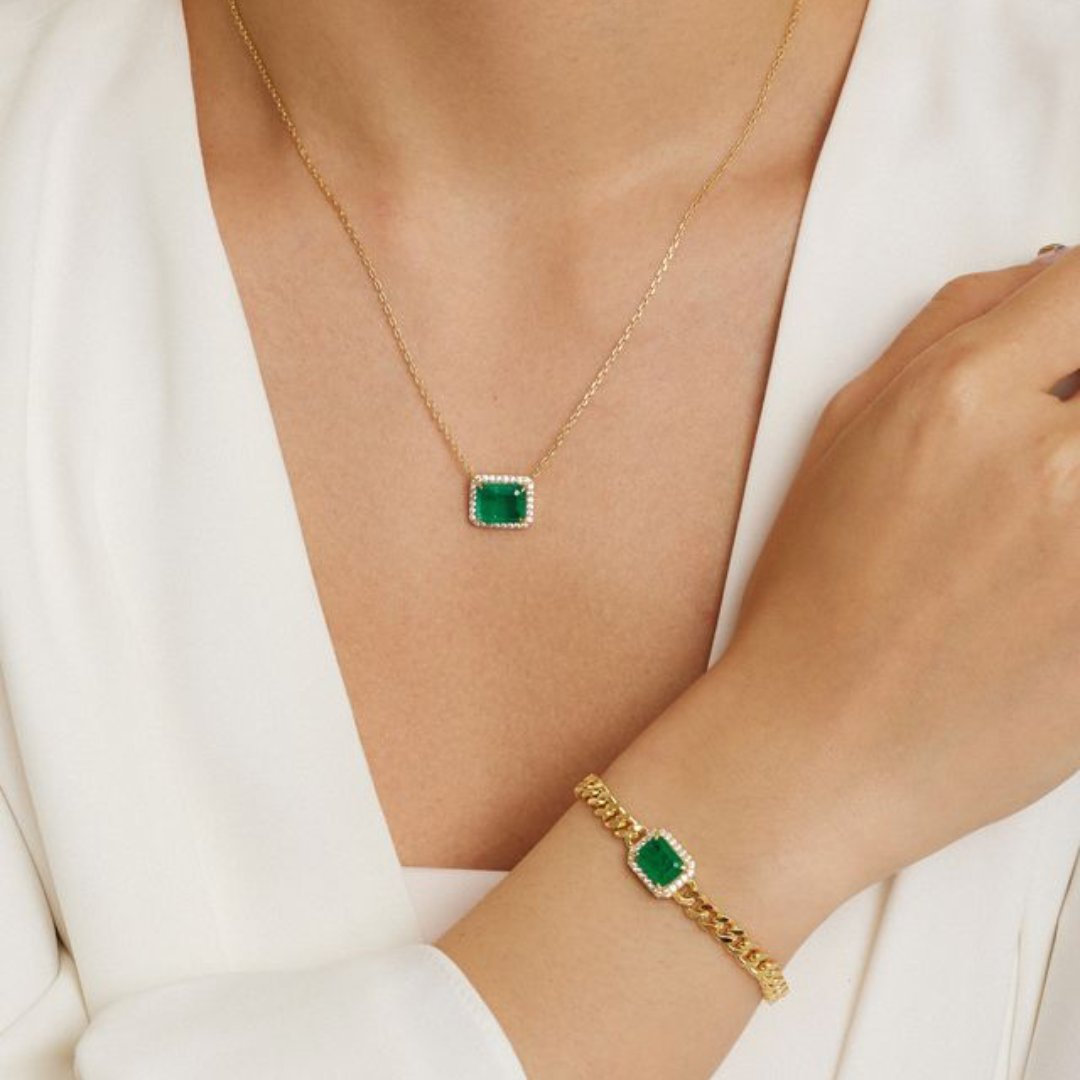Let’s hear it for our new Emerald pieces. 💚
.
#gemstone #birthstone #gemstonejewelry #birthstonejewelry #everydayjewelry #goldnecklace #goldaccessories #emerald #emeraldjewelry #emeraldnecklace #montrealjewelry #jewelryoftheday #ootd #fashionjewelry #ringstack #jewelryaddict