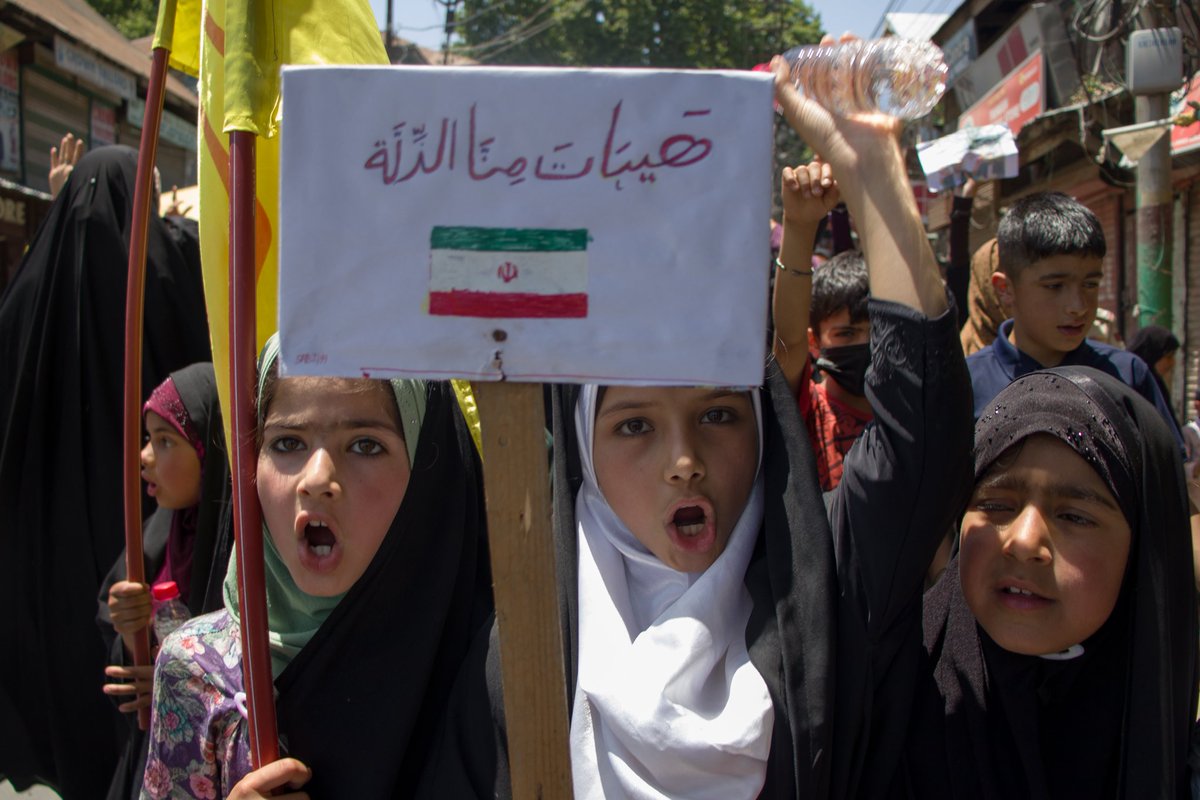kaisaraly's tweet photo. Kashmiri Shia Muslims shout pro-Iranian slogans and mourn the death of Iranian President Ebrahim Reayasi during a rally in central Kashmir's Budgam district on May 21, 2023.
Photo's ~ @kaisaraly
#iran #iraní  #predident https://t.co/LNnl6PVCp8