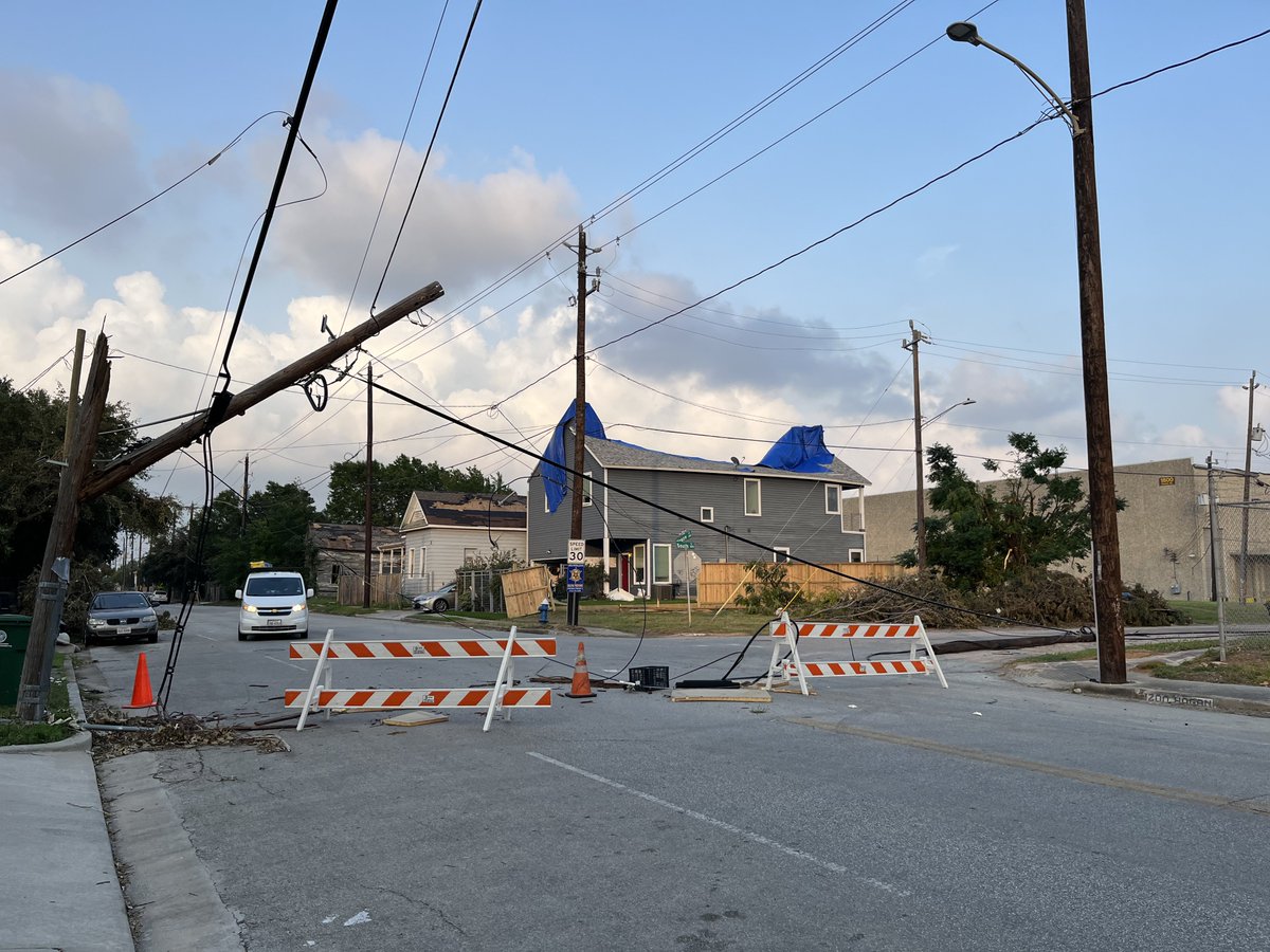 Another sunset in Near Northside without power. Crockett St bridge blocked off but those on the west side realize too late. Saw two line trucks in the area, one with a telephone pole. Reserved another night in the hotel. Help <a href="/MarioforHouston/">Mario Castillo</a> <a href="/HarrisCoPct2/">Harris County Precinct 2</a> if you can. #nopower