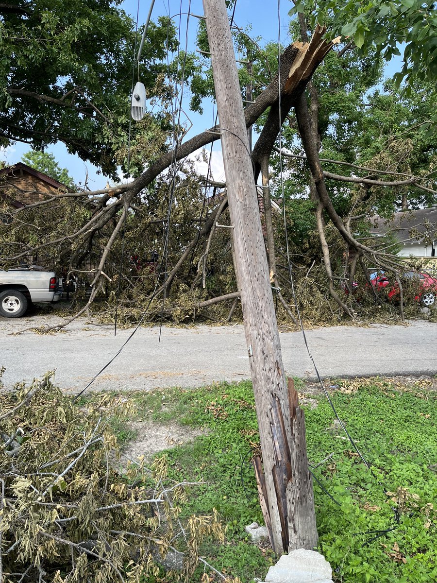 AllenAC009's tweet photo. Another sunset in Near Northside without power. Crockett St bridge blocked off but those on the west side realize too late. Saw two line trucks in the area, one with a telephone pole. Reserved another night in the hotel. Help @MarioforHouston @HarrisCoPct2 if you can. #nopower https://t.co/8G9dboOjIE