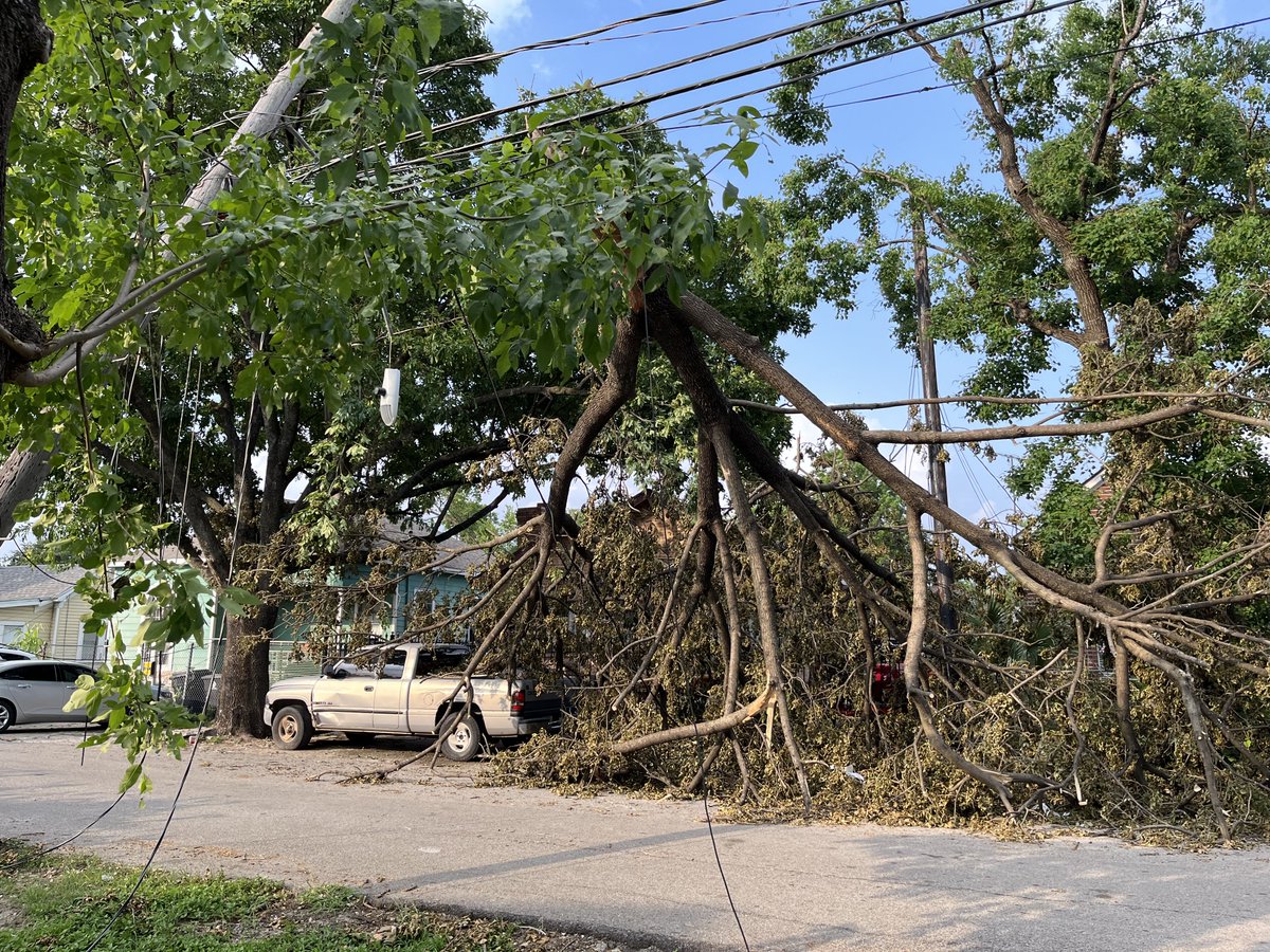 AllenAC009's tweet photo. Another sunset in Near Northside without power. Crockett St bridge blocked off but those on the west side realize too late. Saw two line trucks in the area, one with a telephone pole. Reserved another night in the hotel. Help @MarioforHouston @HarrisCoPct2 if you can. #nopower https://t.co/8G9dboOjIE
