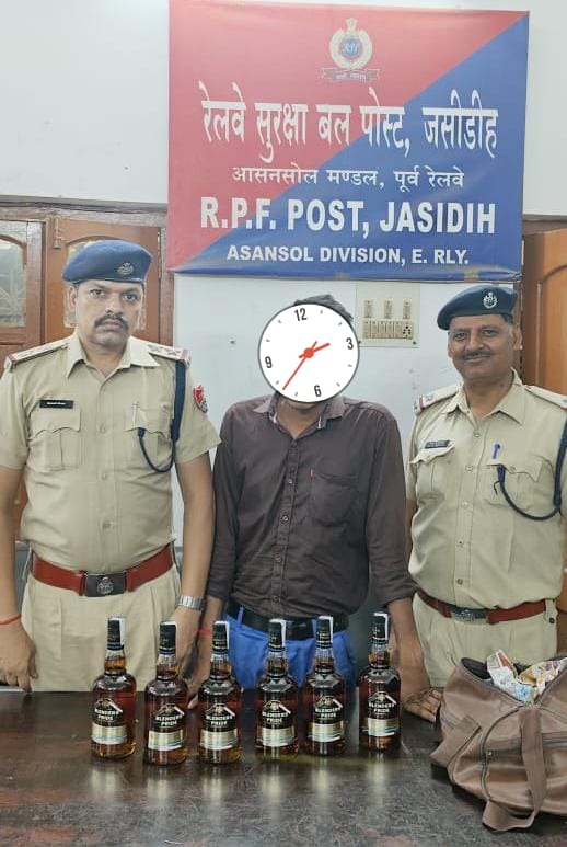 On 21.05.2024, #RPF Jasidih Post of Asansol Division seized some illegal liquors,  worth Rs.6300/- with arrest of a person. Later  handed over to the concerned Excise department.

#OperationSatark.