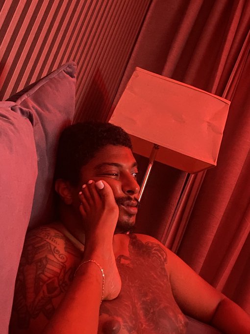 what a face 🧑🏾&zwj;❤️&zwj;💋&zwj;🧑🏾 https://t.co/cI46RpISwU