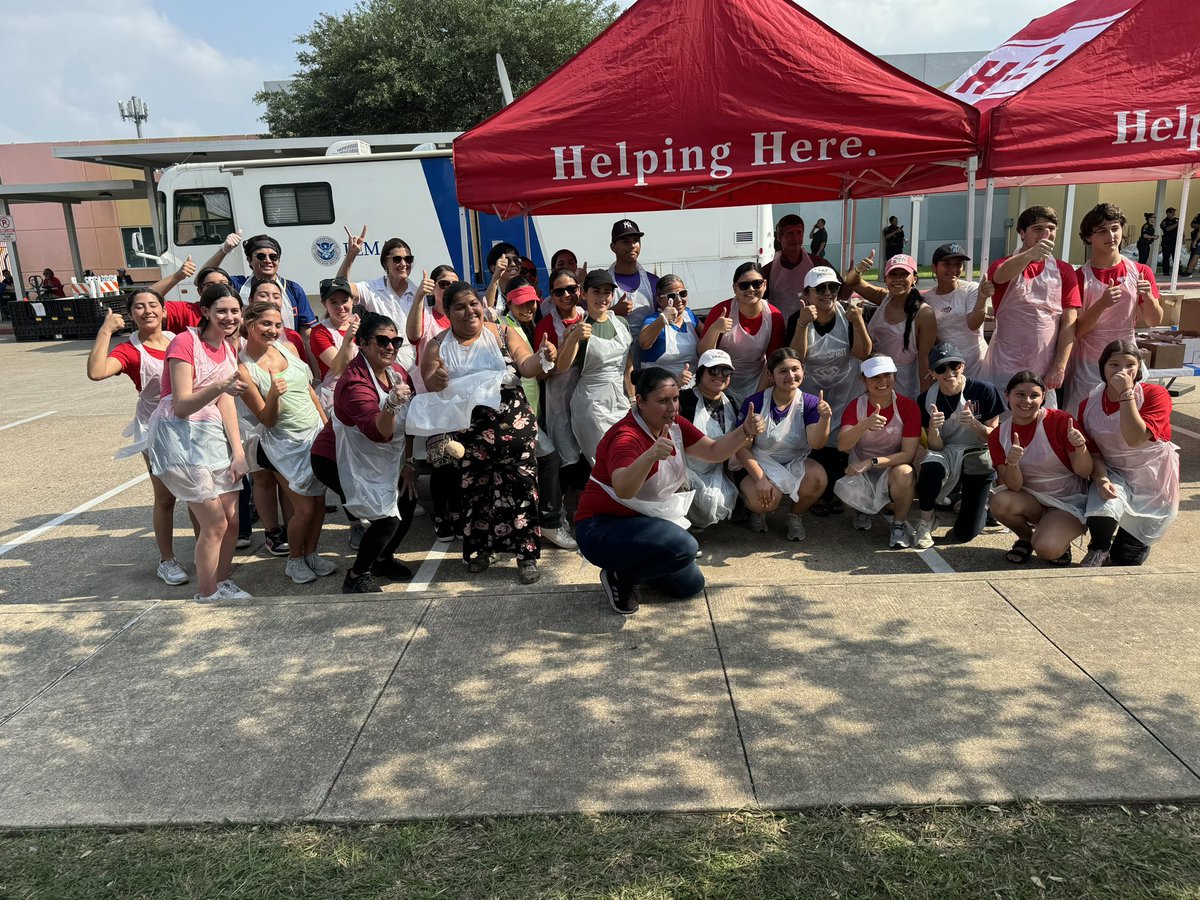 Great to work w/ CM @AmyPeck and her team at this evening’s @HEB mobile kitchen. Thousands of delicious cheeseburgers to families still w/o power in Spring Branch