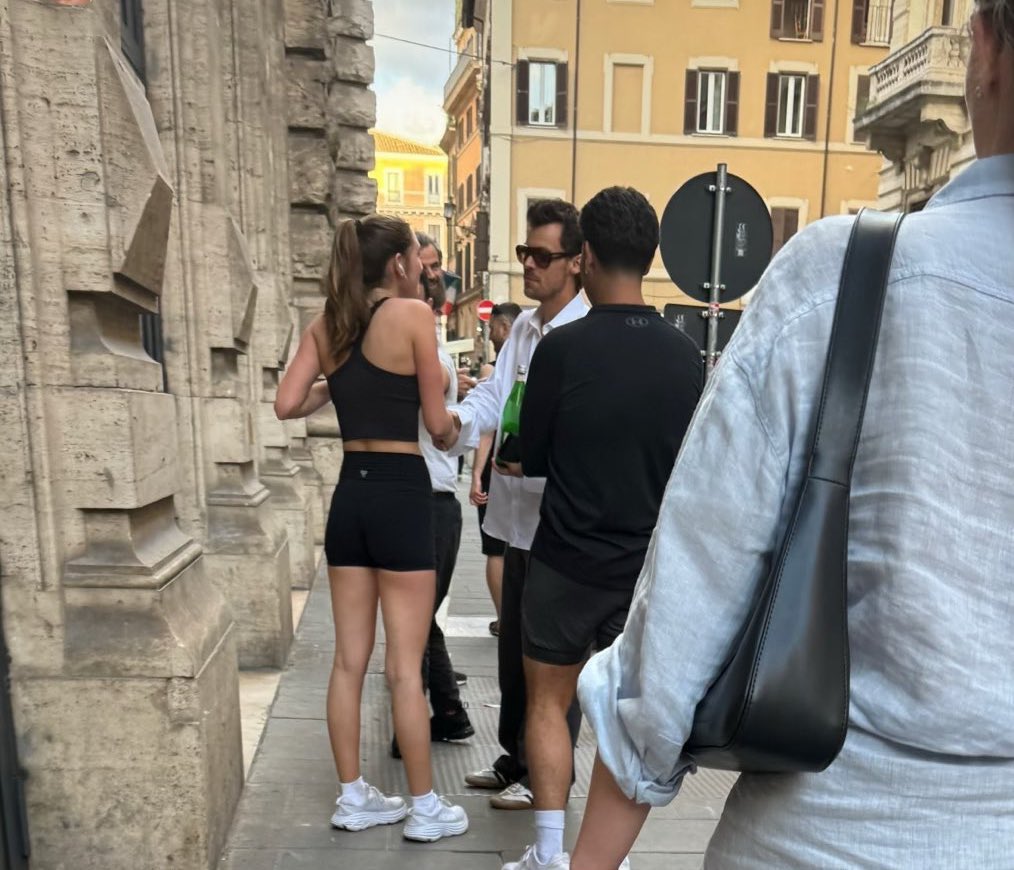 Harry conociendo algunos fans hoy en Italia - 21 de mayo (via lily_odea)