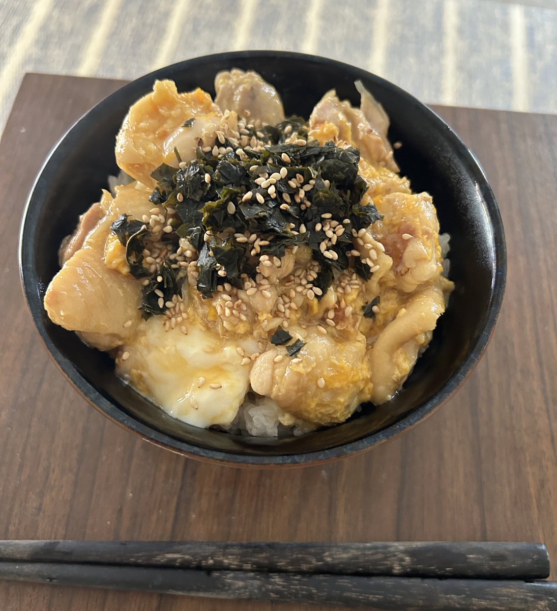 から揚げをこしらえるときに出た鳥モモの落とし肉を使っての親子丼。上にかかっているのは海苔ではなく、庭で育ててる山椒は若葉をふりかけにしたもの。 自炊はこうやって1つの食材を色々と使い回せるのが楽しいポイントよ。 #主夫