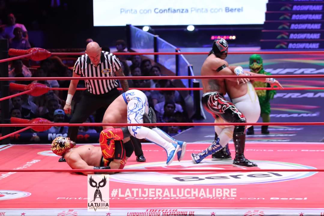 Gran regreso de los #HombresTalavera❗️
La #FuerzaPoblana impone condiciones y sale con la mano en alto al vencer a #Coyote #Vegas y #Polvora para hacer que la afición de la #MexicoCatedral explote cuando #GuerreroMayaJr #Pegasso y #Stigma lograron sacar lo mejor de su repertorio.