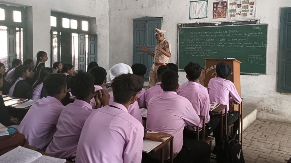 #Saanjh Staff of SBS Nagar Police conducted an awareness seminar at JSFH Khalsa Sen. Sec. School, Nawanshahr to educate students about domestic violence, good touch & bad touch, cyber crime, drug abuse & #Helpline numbers 112 & 1098. #SaanjhShakti