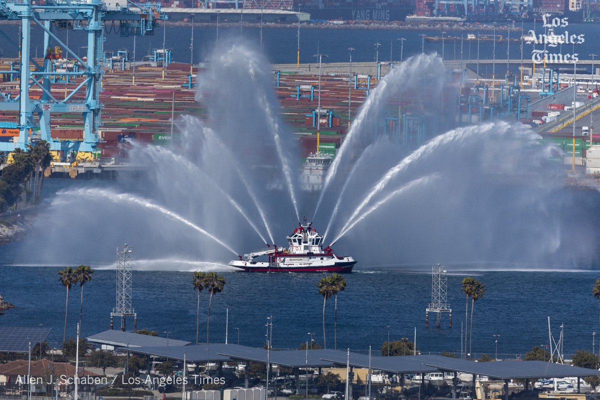 alschaben's tweet image. Sailors manning the rails, a method of saluting, as the Nimitz-class aircraft carrier USS Carl Vinson (CVN 70) arrives in San Pedro for LA Fleet Week. It’s the first visit by an aircraft carrier to LA in 13 years.
@LAFleetWeek @USNavy @latimes @latimesphotos
#LAFleetWeek2024